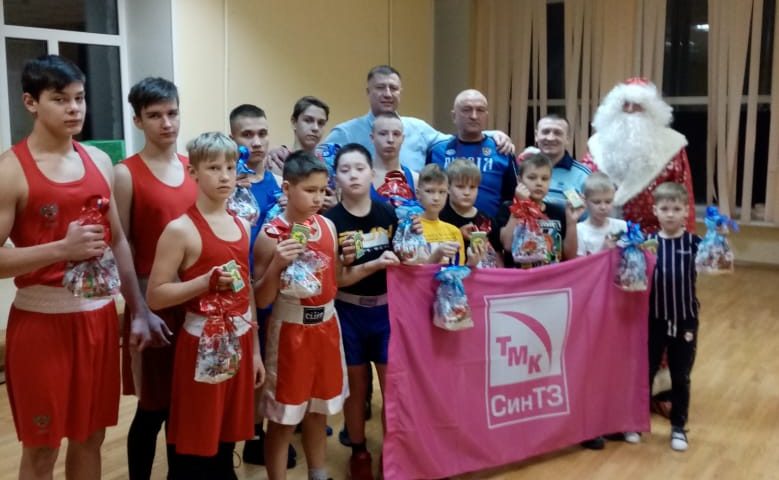 Юных боксеров Каменска-Уральского поздравил Дед Мороз