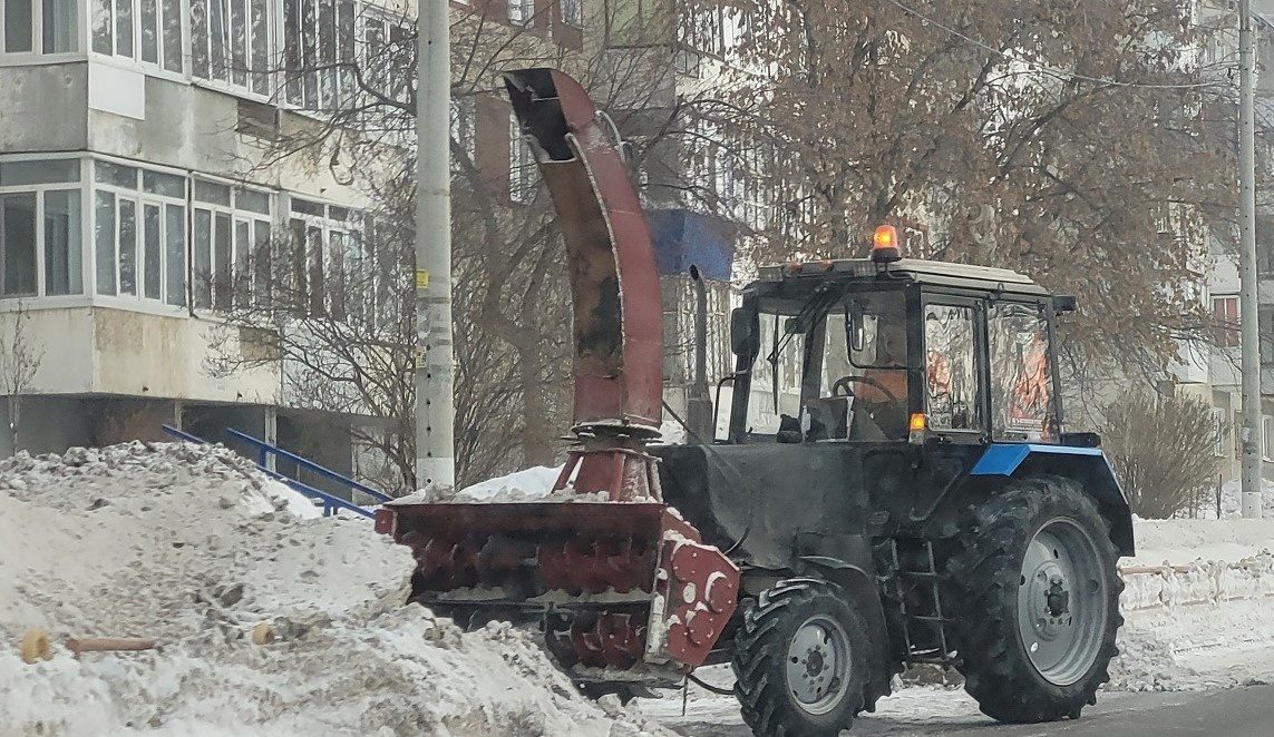 Вся техника АО "Горвнешблагоустройство" вышла на расчистку снега в Каменске-Уральском