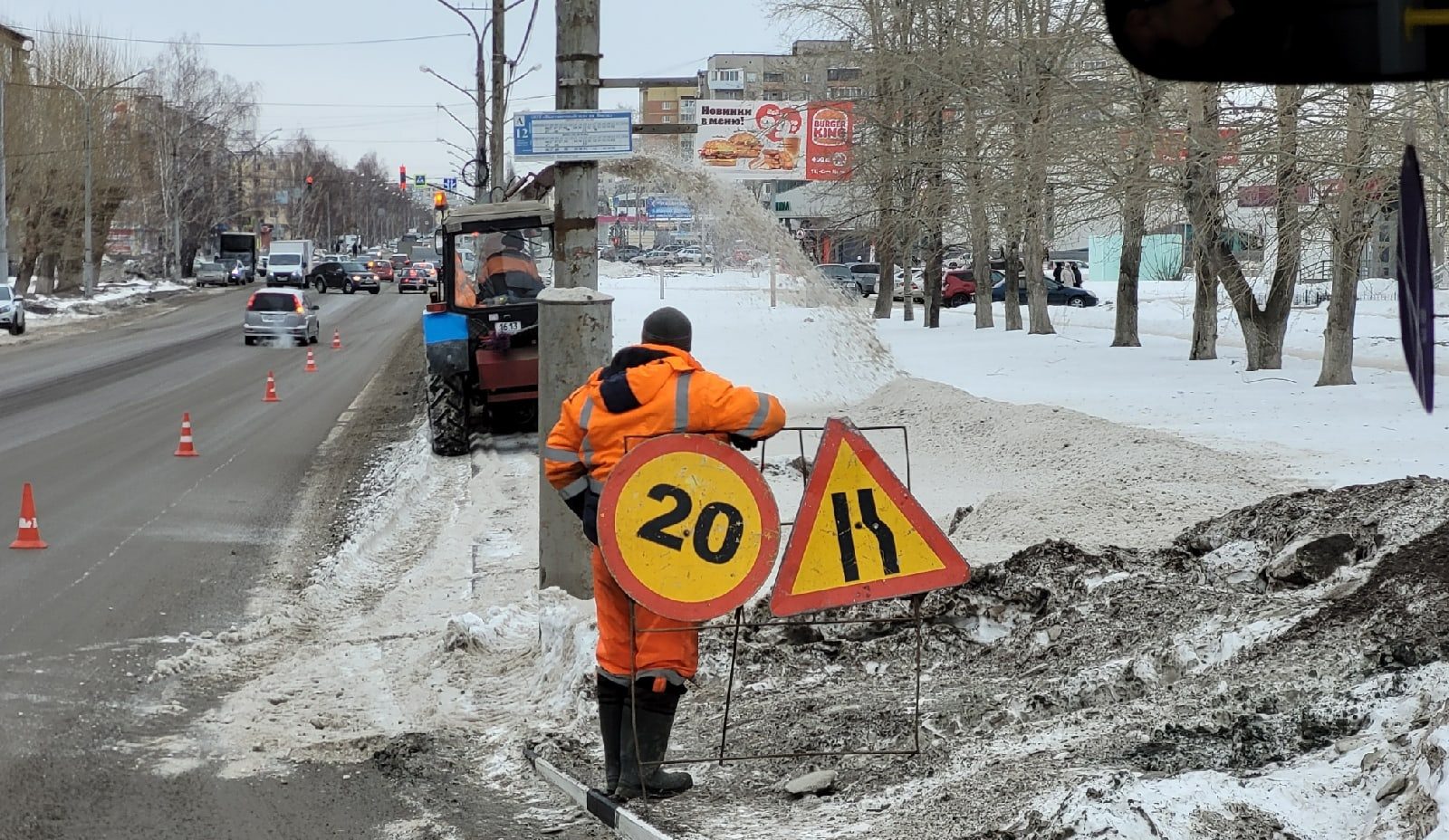 Дорожники продолжают уборку снега с улиц Каменска-Уральского