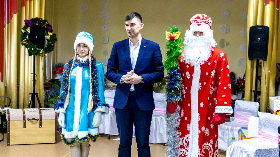 Представители СинТЗ поздравили воспитанников подшефного реабилитационного центра "Синарский" с новогодними праздниками
