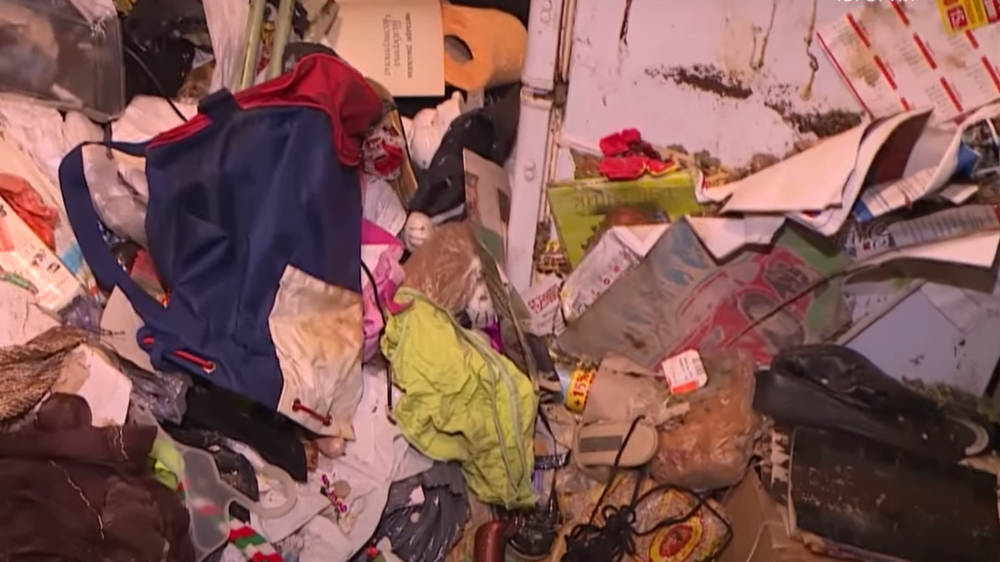 Нерадивой хозяйке грозит штраф за устроенную мусорную свалку в квартире жилого дома