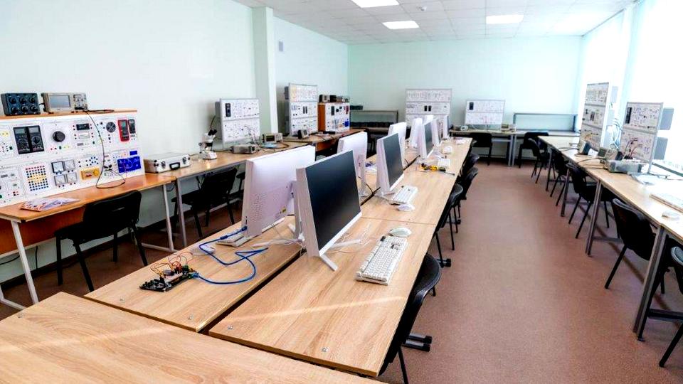 В Политехническом институте Каменска-Уральского заработала лаборатория электроники и микропроцессорной техники