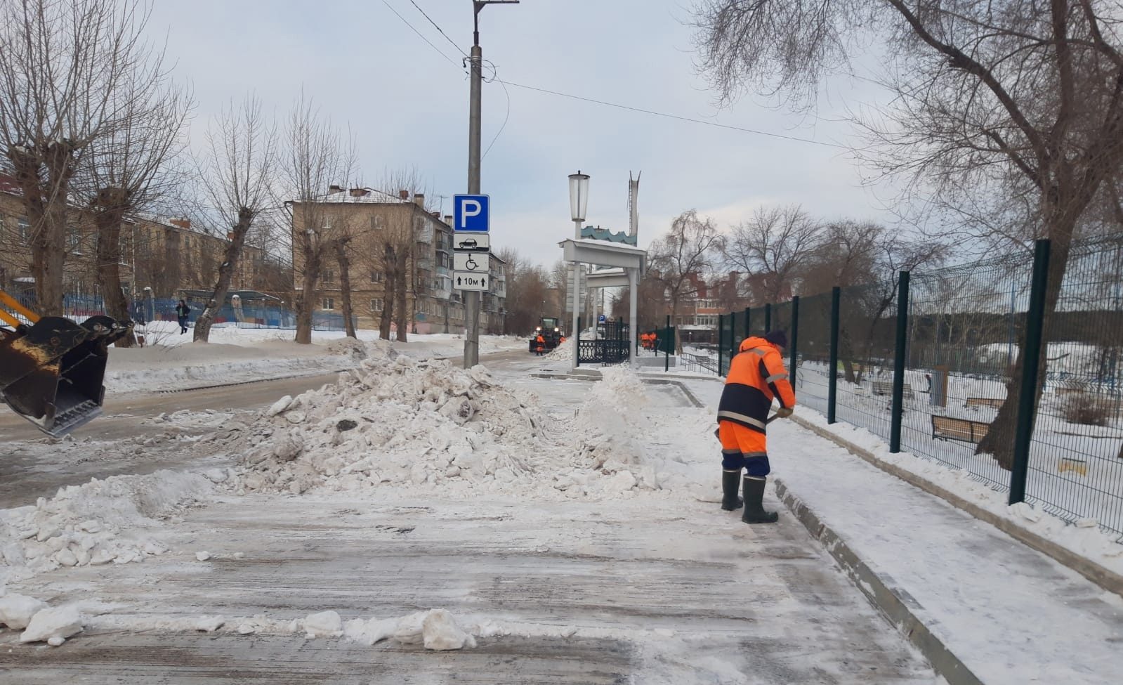 Каменские дорожники готовят станцию "Металлист" к Дню снега