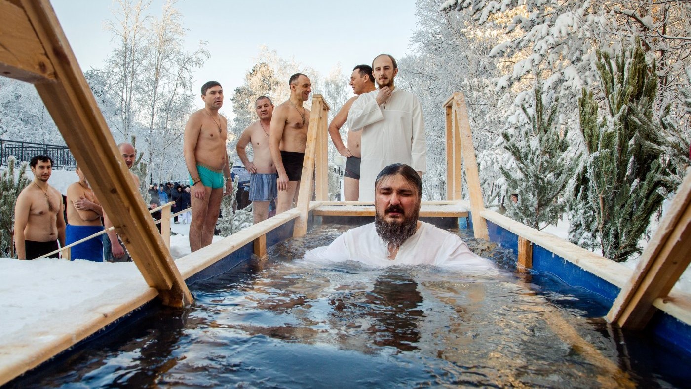 Православные югорчане встречают Крещение у прорубей в округе