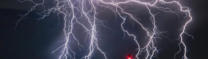 Ученые научились управлять молнией с помощью лазера