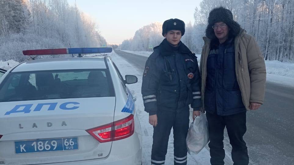 Полицейские помогли мужчине добраться домой в Новый год в Свердловской области