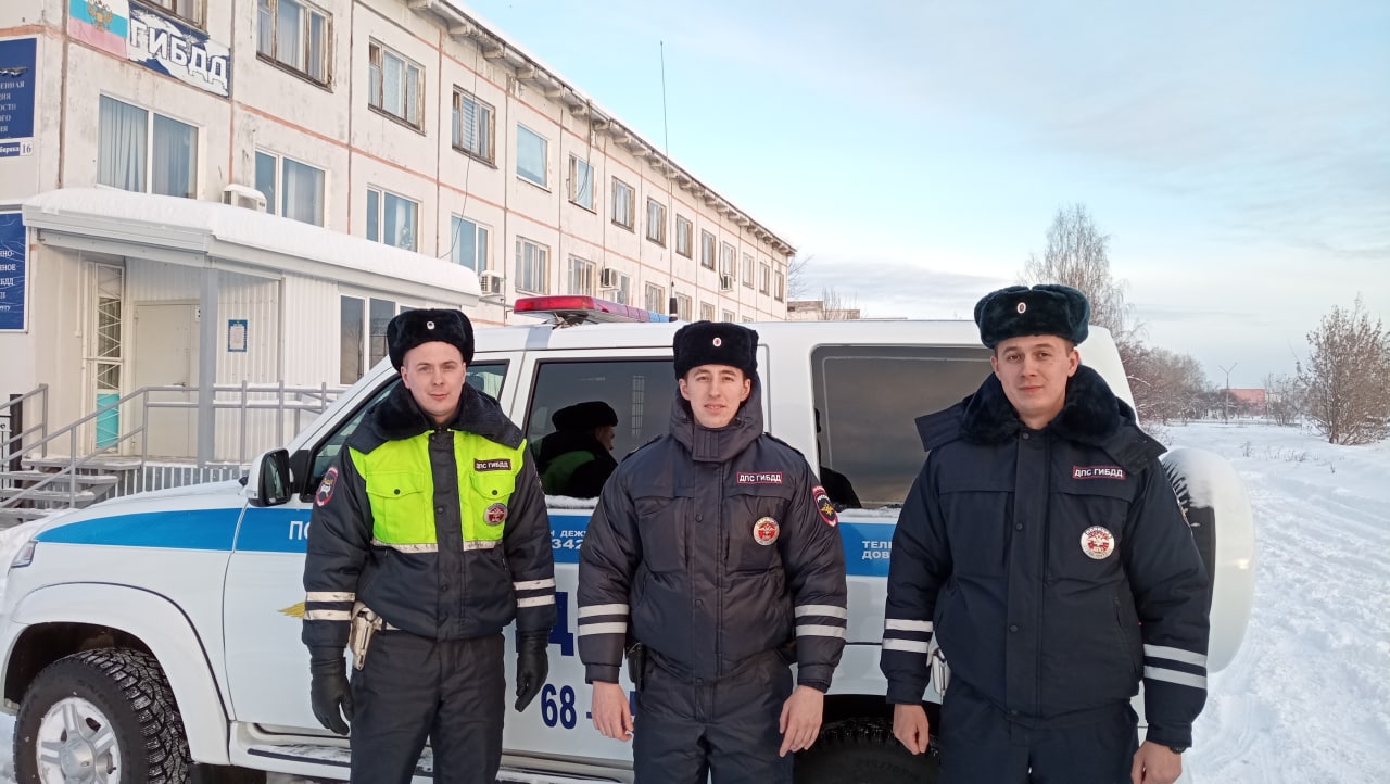 Свердловские автоинспекторы дважды спасли уральцев от пожаров
