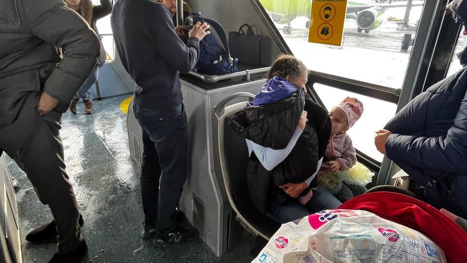 Настоящие мужчины: российские биатлонисты отдали свои куртки замерзшим детям в автобусе