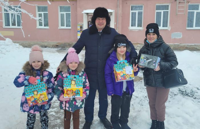 Смартфон и очки виртуальной реальности получила семья из Каменска-Уральского благодаря "Елке желаний"
