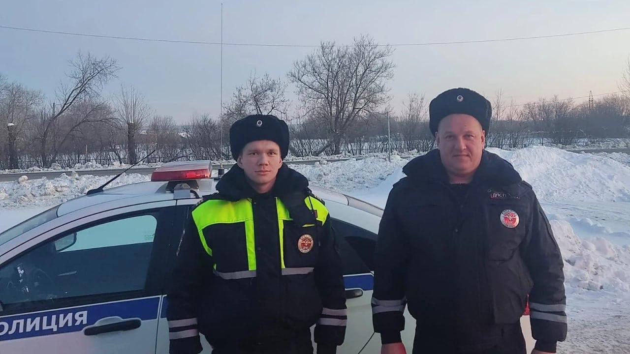 Отравившегося выхлопными газами водителя спасли на трассе в Свердловской области