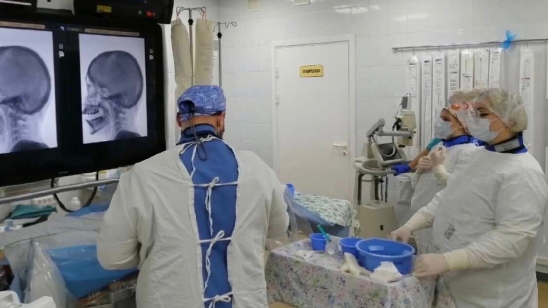 Сургутские хирурги провели пациентке операцию на головном мозге и спасли ее от слепоты