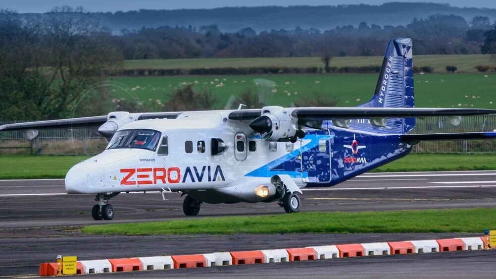 Британская аэрокосмическая компания запустила в небо самый большой в мире самолет с водородно-электрическим двигателем