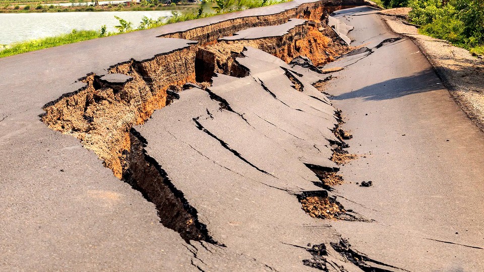 Мощное землетрясение произошло на границе Таджикистана и Китая