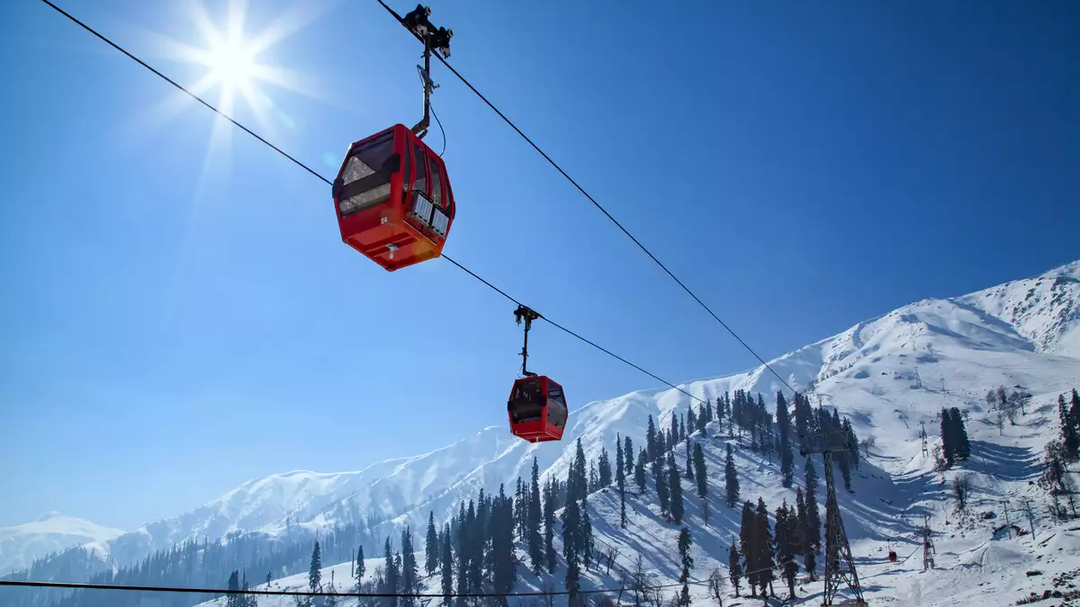 Российские туристы попали под лавину на горнолыжном курорте в Индии