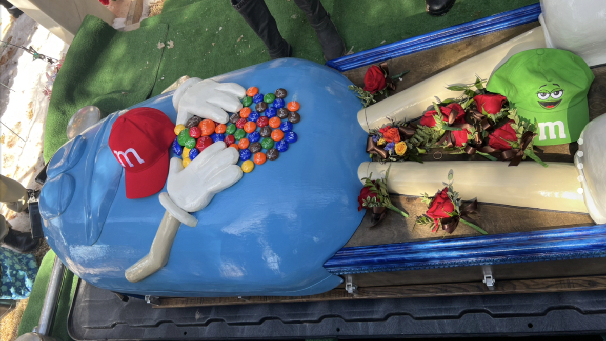 Американку похоронили в гробу в виде конфеты M&M’s