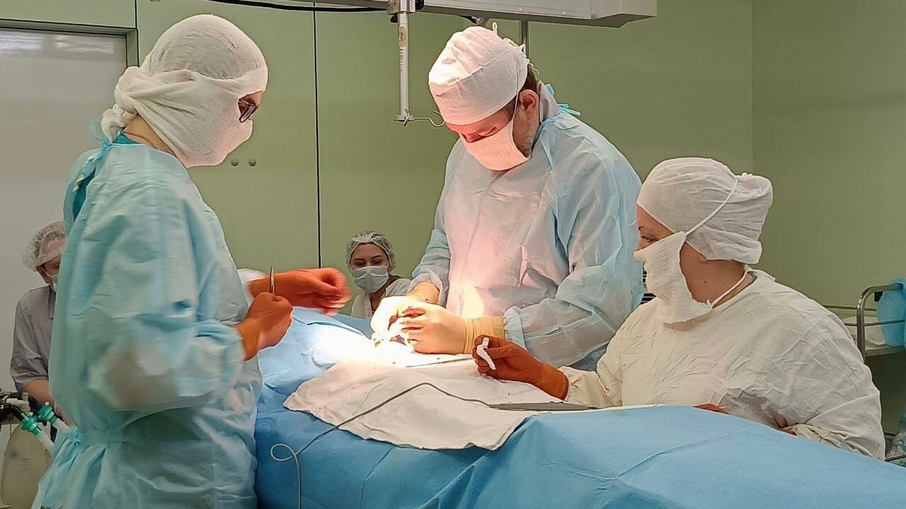 Югорские хирурги удалили 8-килограммовую опухоль у подростка