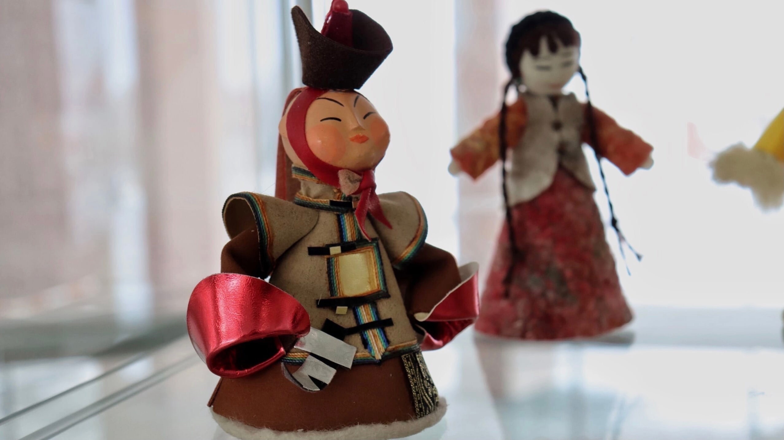 Выставка кукол в национальных костюмах "Творчество в единении" открылась в Ханты-Мансийске