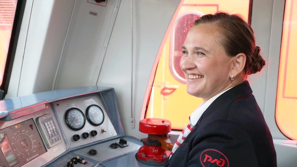 Первая в России машинистка поезда дальнего следования теперь может водить сама