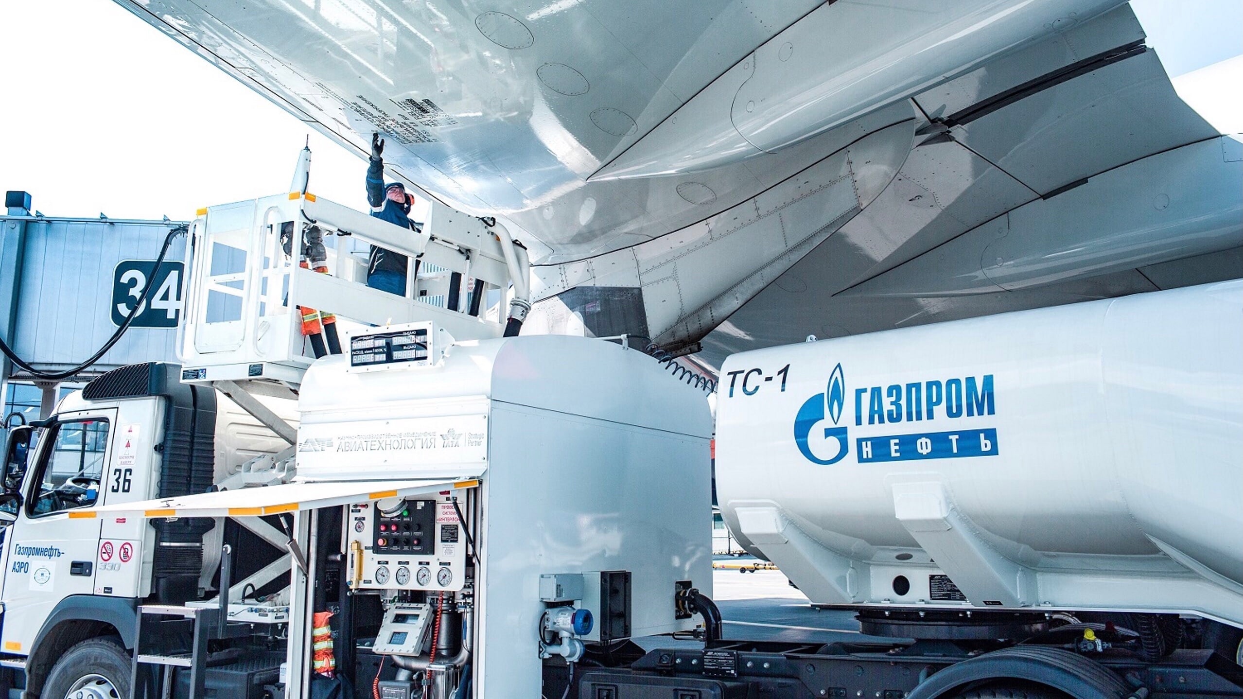 "Газпром нефть" разработала систему для заправки самолетов