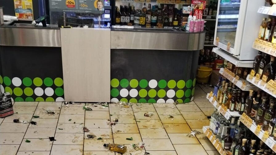 Жительница Новосибирска разбила 25 бутылок алкоголя в магазине, чтобы снять стресс