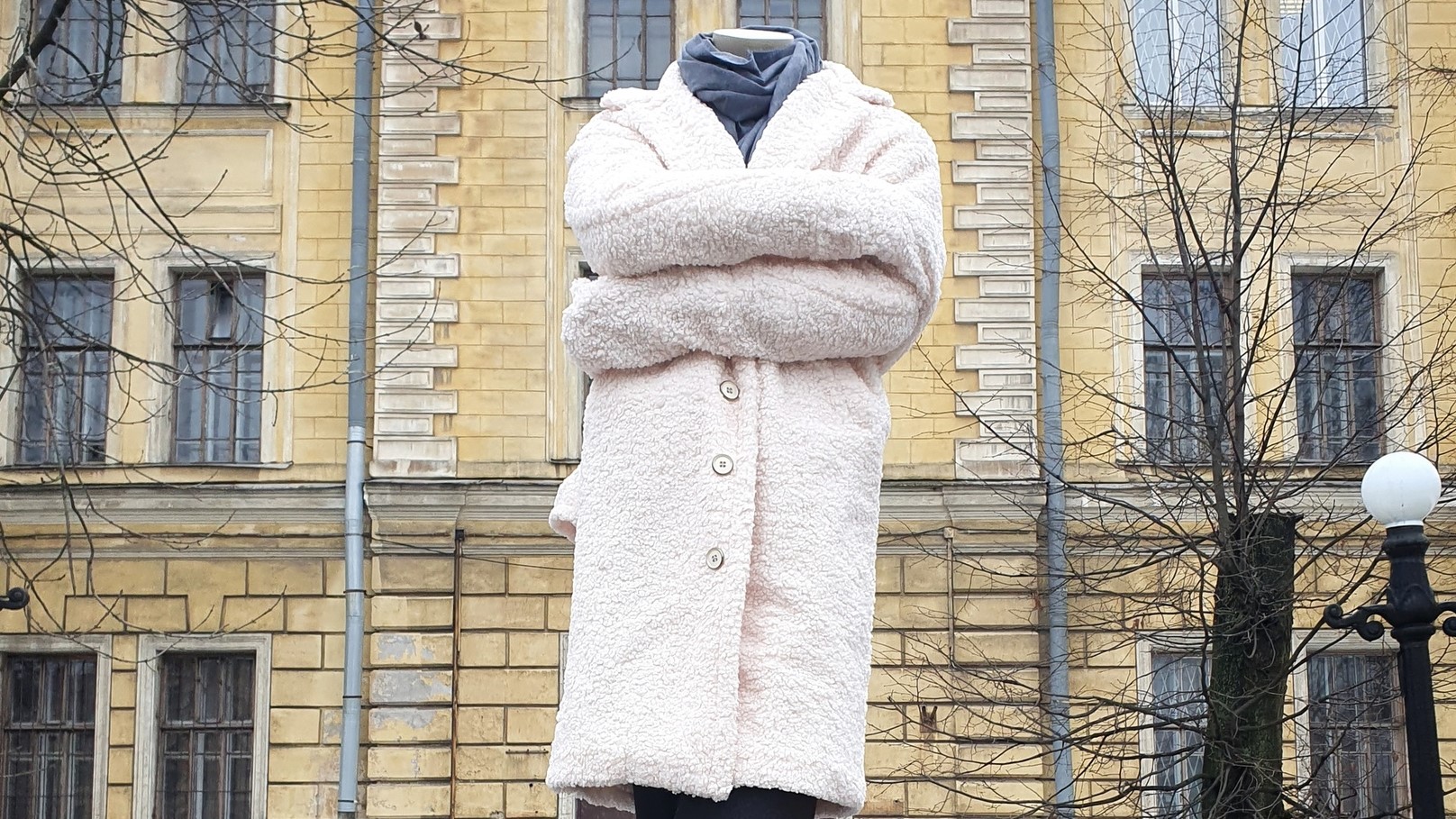 Памятник белому пальто появился в Санкт-Петербурге