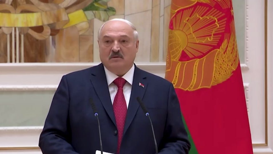 Лукашенко публично назвал Зеленского гнидой
