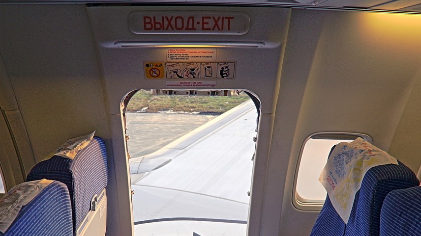 Пассажир пытался выпрыгнуть из самолета во время полета