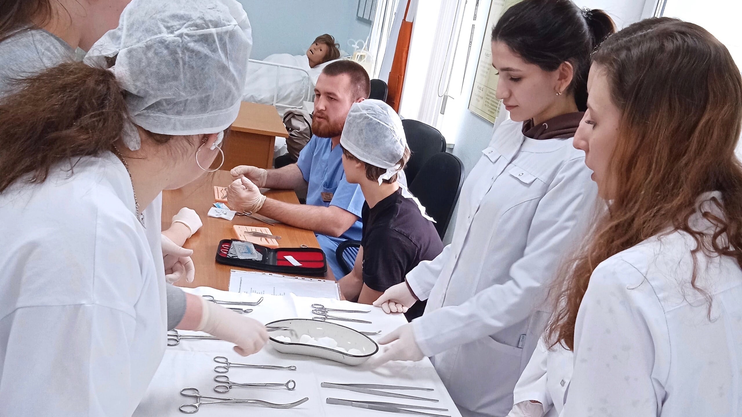 Югорские старшеклассники освоили дополнительную программу в "Школе юного хирурга"