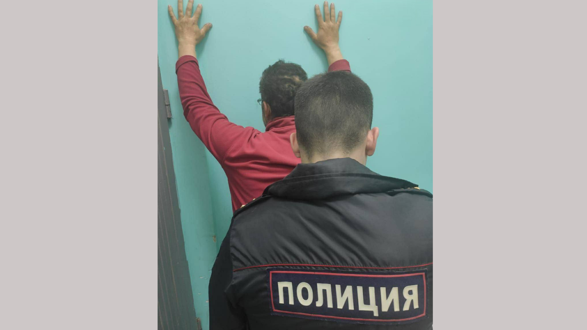 ОМОН и полиция задержали жителя Екатеринбурга, отругавшего мальчика за Z-шапку