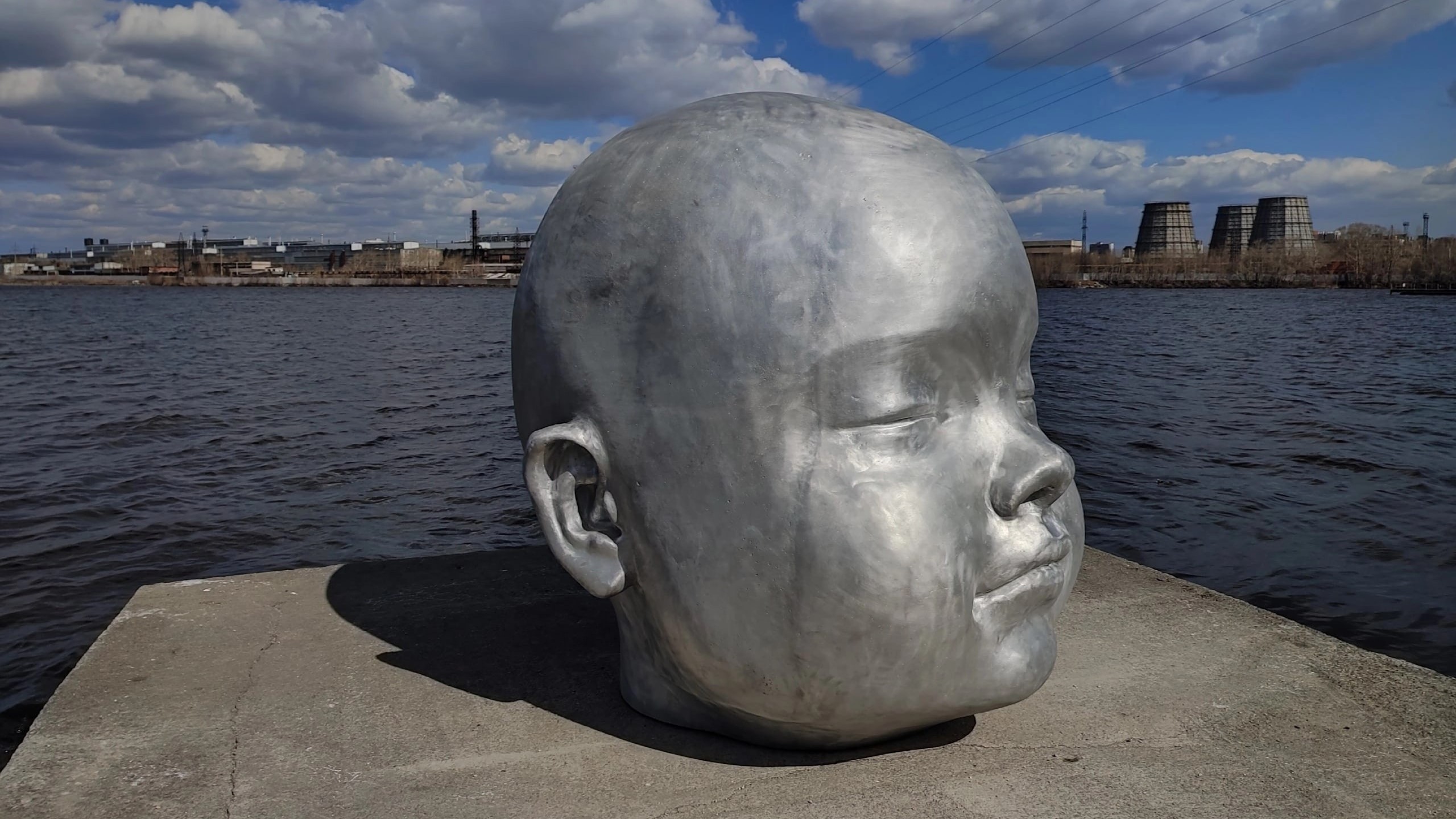 Памятник огромной головы младенца появилась в Свердловской области