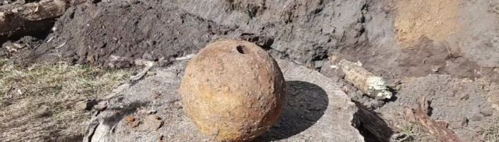 Пушечное ядро обнаружили коммунальщики при раскопках в Каменске-Уральском