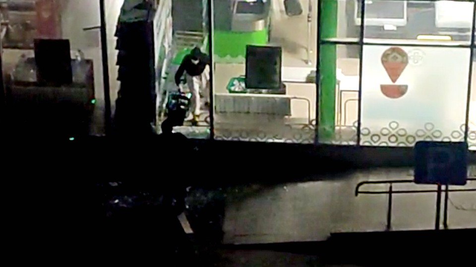 Ночное ограбление магазина "Перекресток" в Екатеринбурге попало на видео