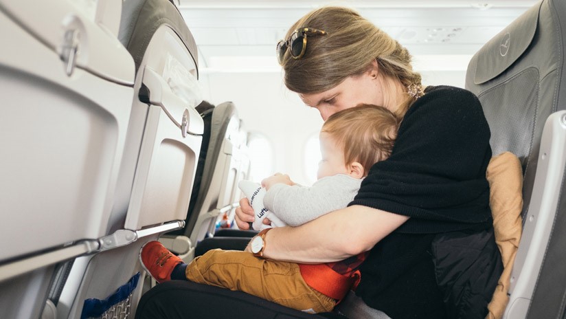 Пассажирка вытолкнула стюардессу из самолета в отместку за своего ребенка