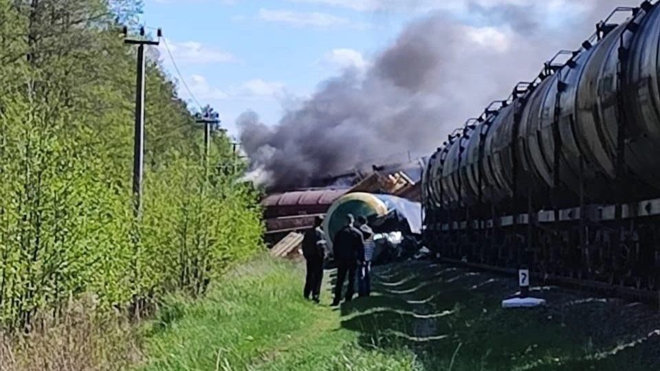 Поезд с нефтепродуктами сошел с рельс в Брянской области из-за подрыва
