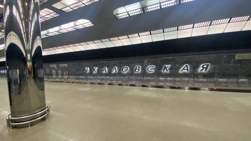 В Екатеринбурге мужчина спрыгнул на рельсы метро в час пик