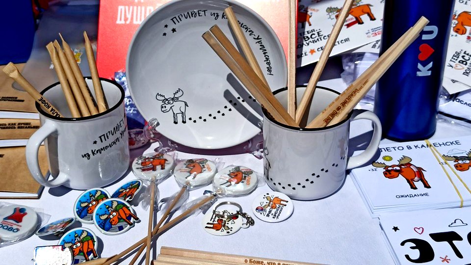 Гости выставки "Выбираем наше!" остались в восторге от новой линейки сувенирной продукции из Каменска-Уральского