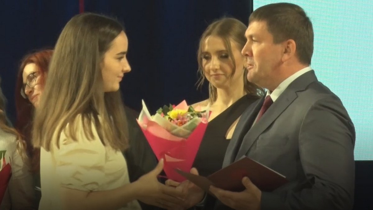 Замгубернатора Шмыков вручил дипломы выпускникам Уральского государственного медуниверситета