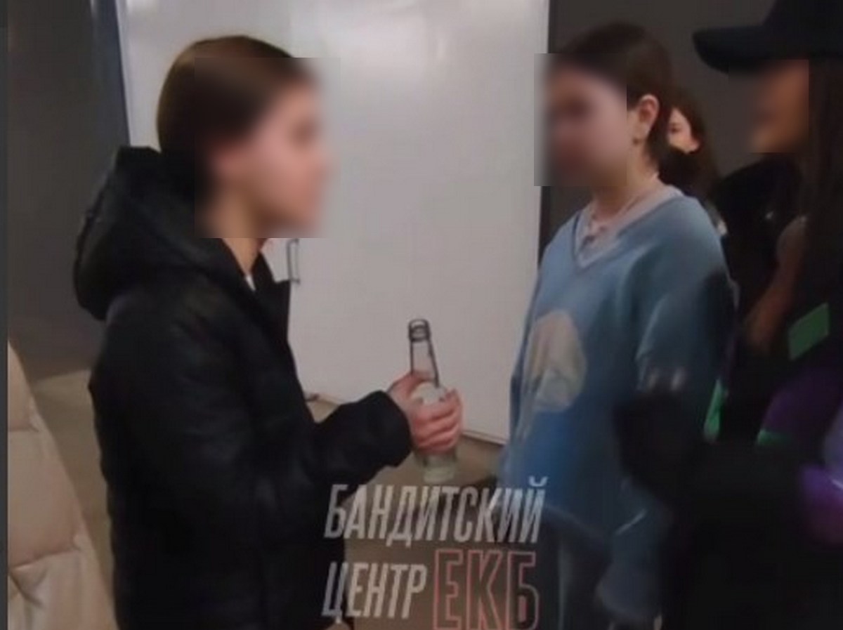 В Екатеринбурге три школьницы избили девочку на парковке Veer Mall
