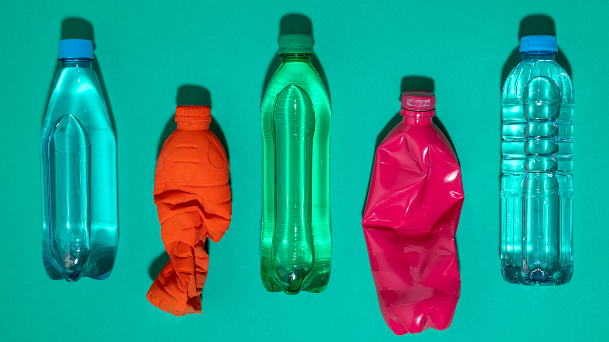 Российский экологический оператор намерен запретить цветные пластиковые бутылки с 2024 года