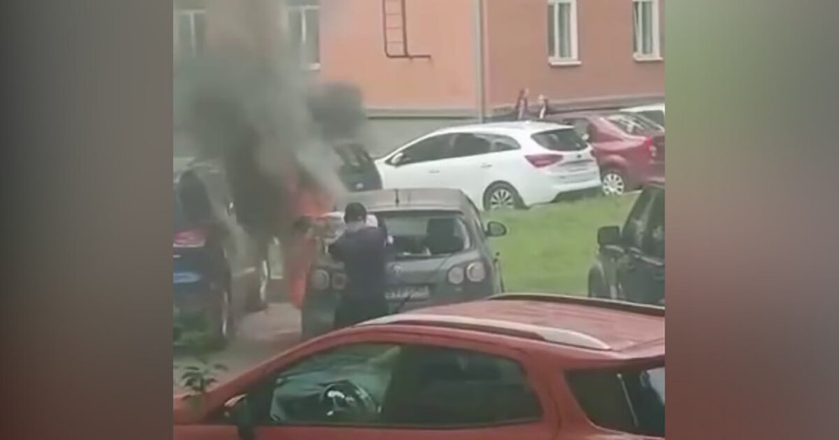 Житель Подмосковья спас ребенка из горящей машины