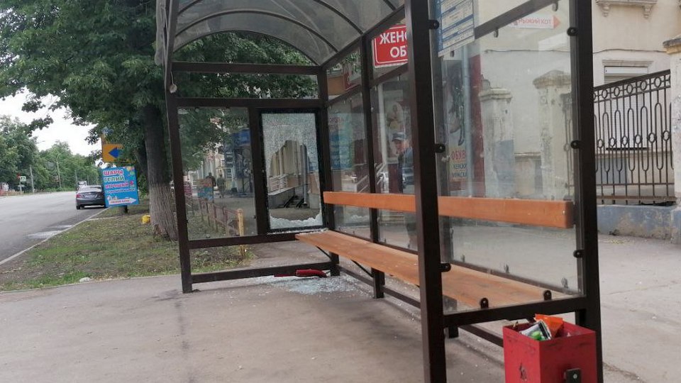 Нерадивые каменцы разнесли антивандальную остановку на улице Гагарина