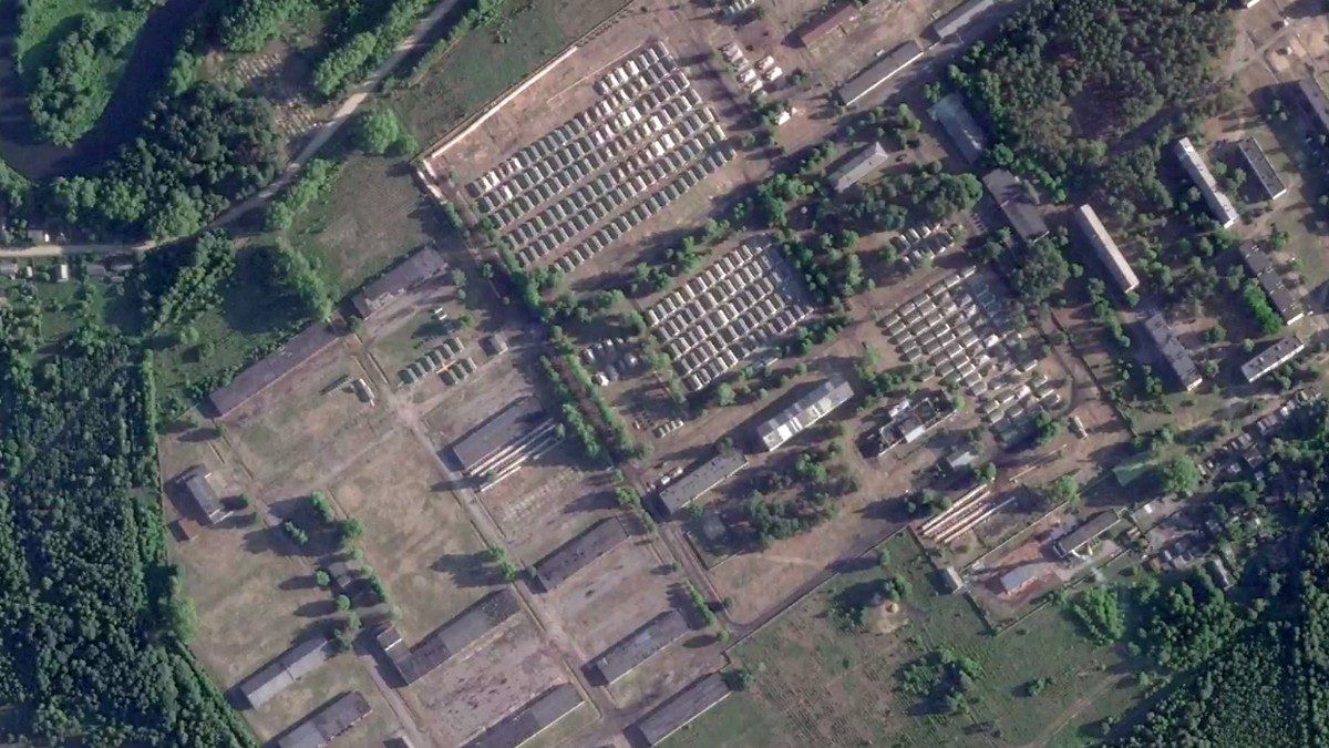 СМИ публикуют спутниковые снимки строительства лагеря на заброшенной военной базе в Белоруссии