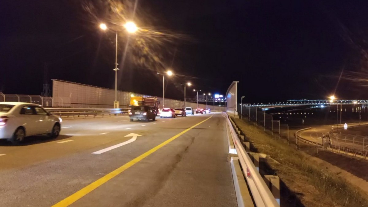 Вице-премьер Хуснуллин: автомобильное движение по Крымскому мосту запустили по одной полосе