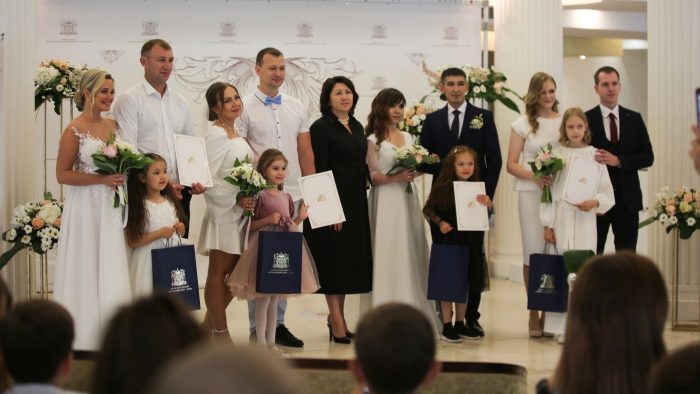 Несколько пар официально заключили брак в КТЦ "Югра-Классик"