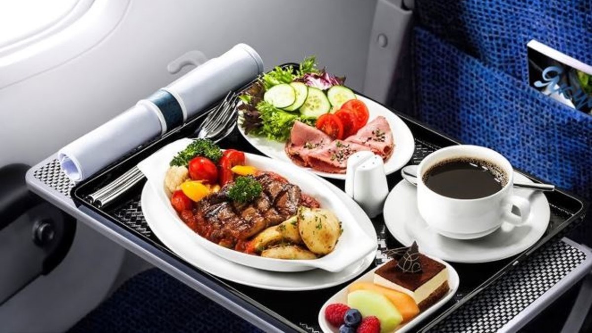 На борту самолетов S7 теперь можно заказать горячие питание из ВкусВилла