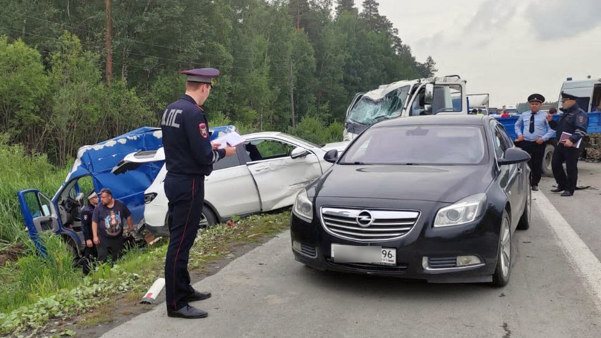 Под Екатеринбургом водитель фургона въехал в пешеходов, один человек погиб