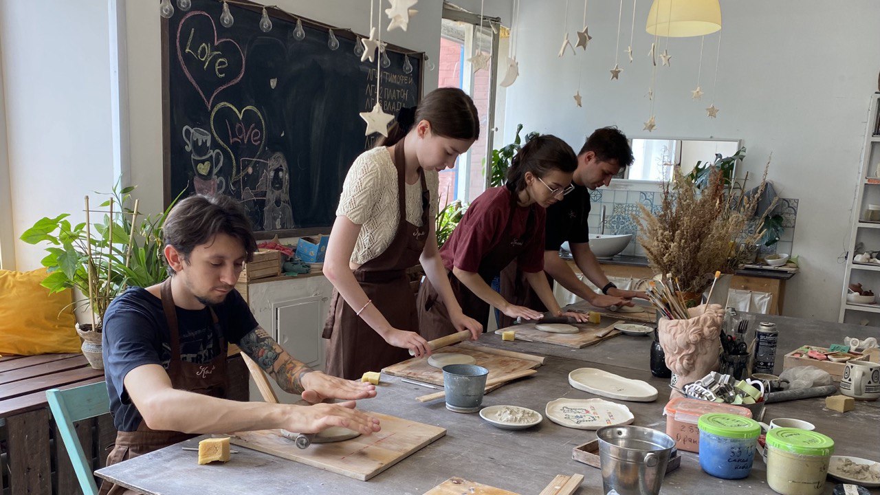 "Место притяжения творчества": сургутяне создают уникальные изделия в гончарной школе "Колокол"