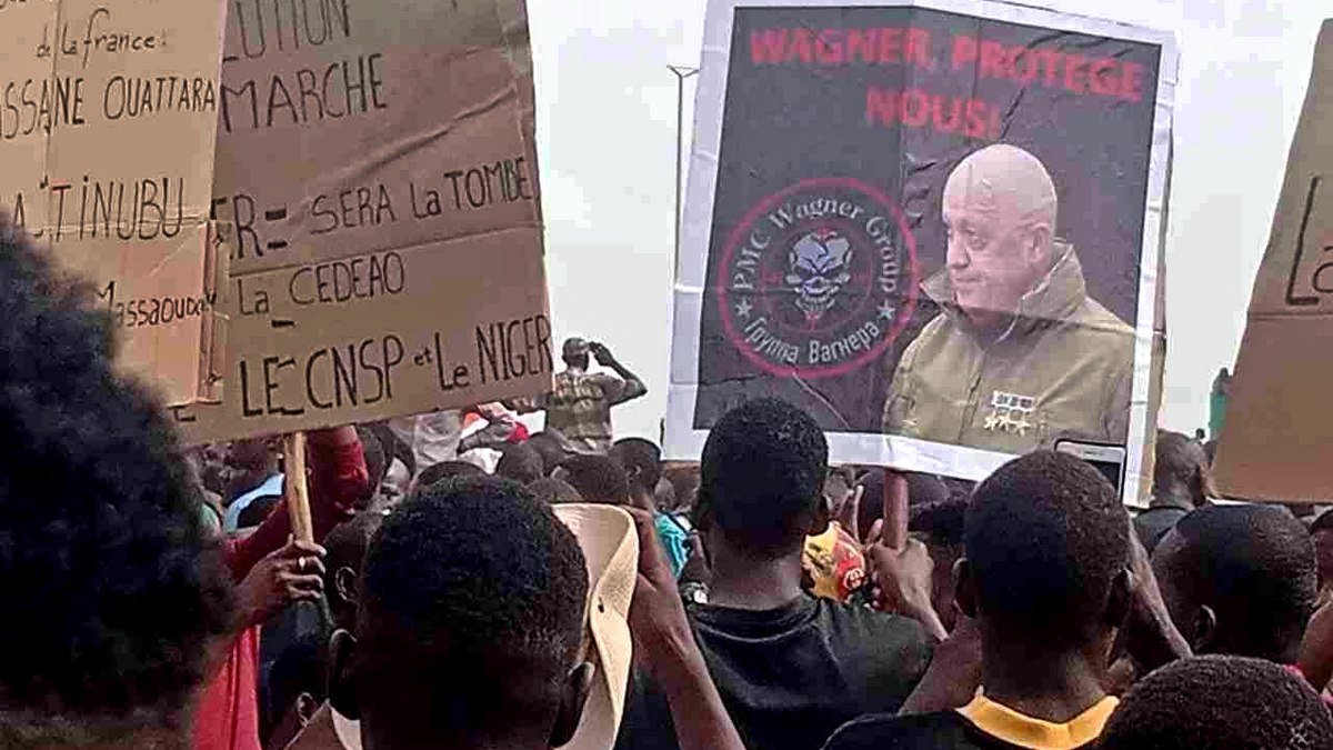 Митингующие в Нигере потребовали ЭКОВАС отказаться от военного вторжения и призвали на помощь "Вагнер"