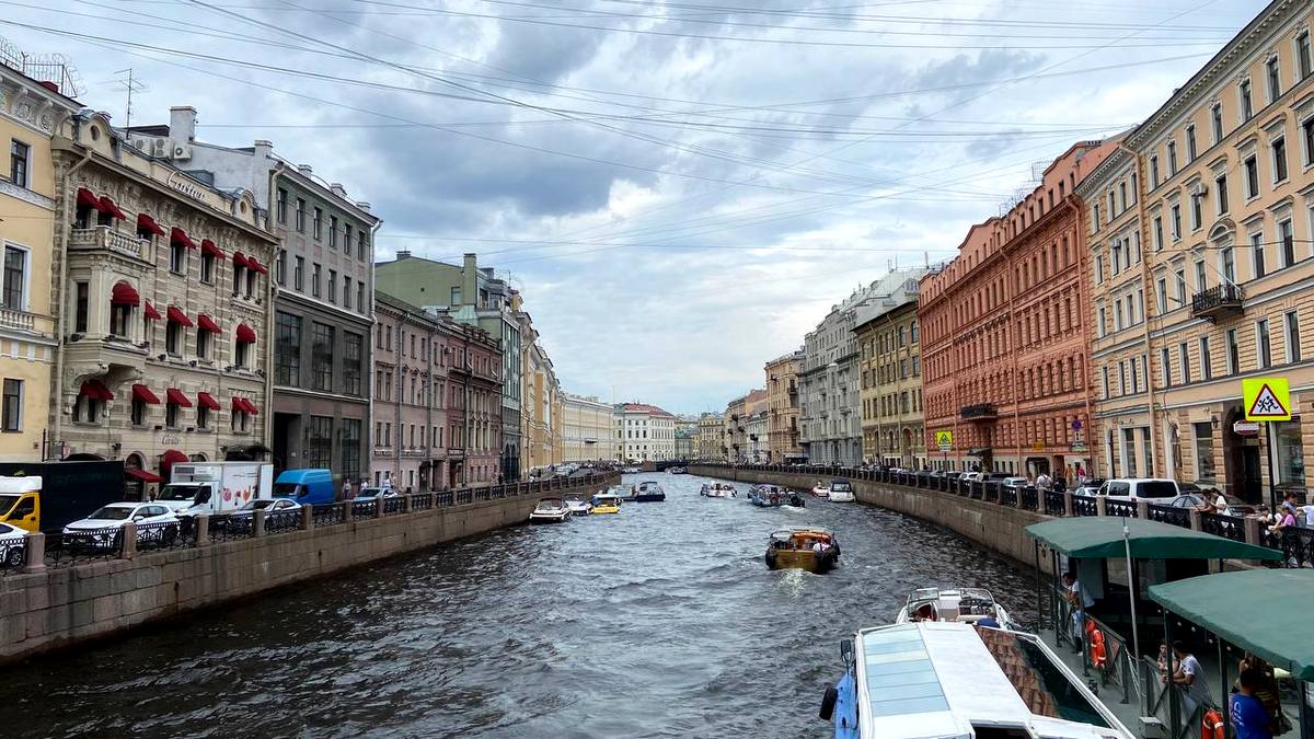 Четверо пассажиров погибли в автобусе, упавшем в реку в Санкт-Петербурге