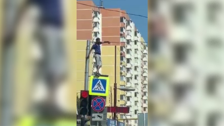 Наркоман-канатоходец порадовал жителей Краснодара трюками на электропроводах